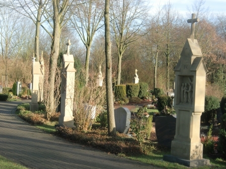 Kempen : St. Hubert, Hauptstraße, Kreuzwegstationen auf dem Friedhof